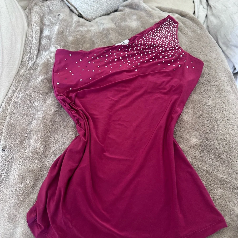 Berry pink vintage cache one shoulder gem top - Picture 3 of 4